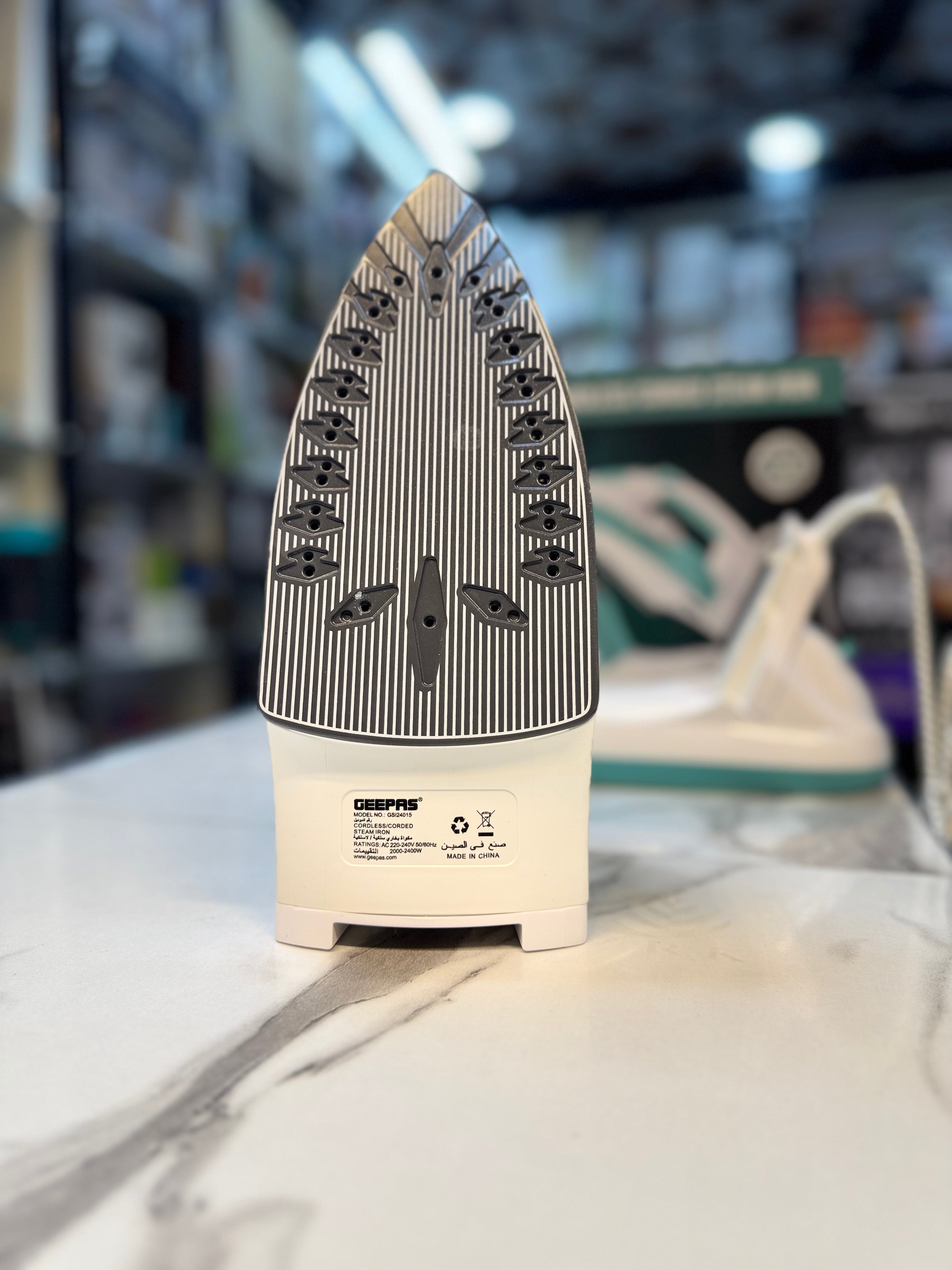 Geepas Corded/Cord Steam Iron GSI24015