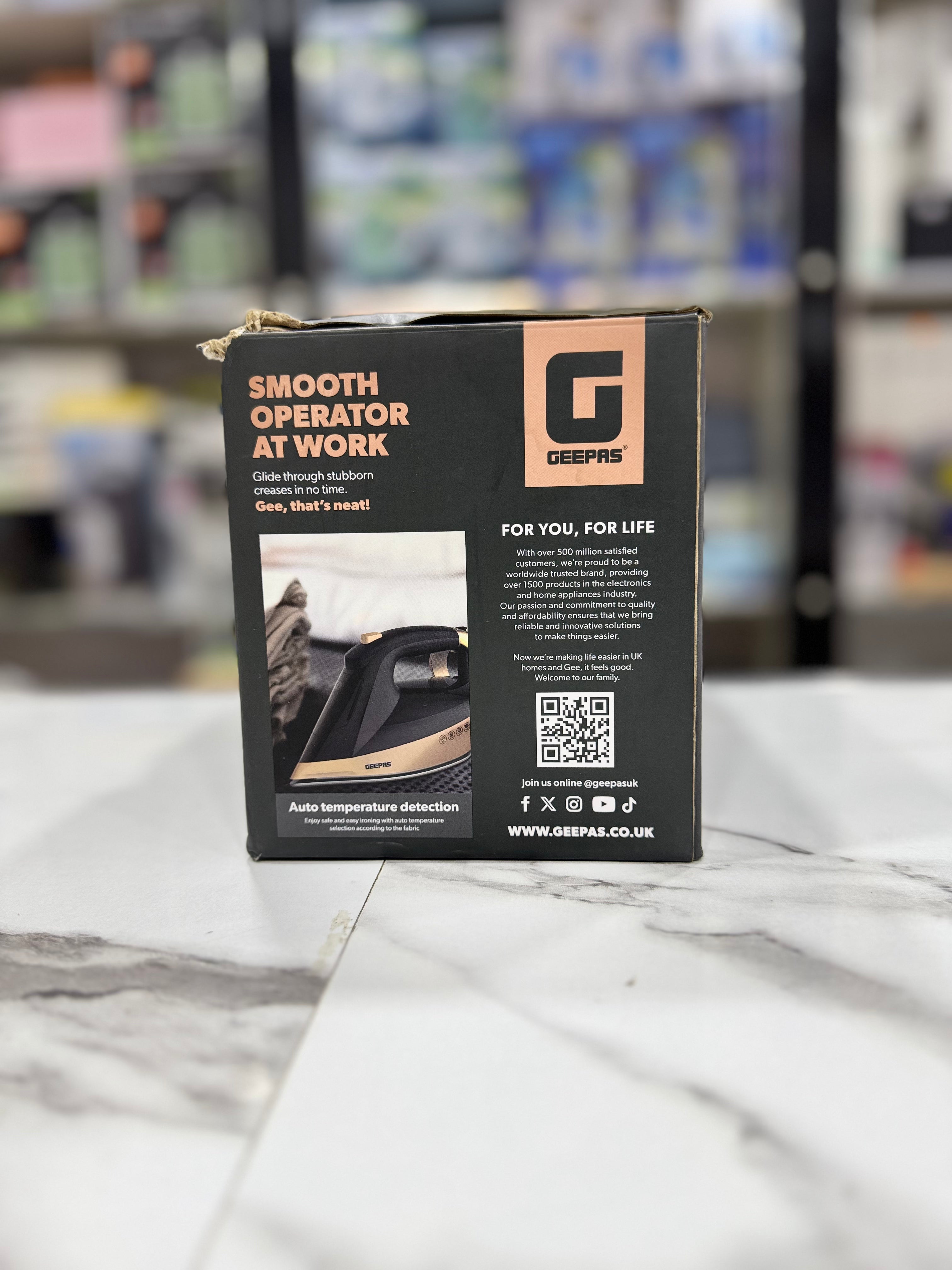 Geepas Auto-Temperature Steam Iron GSI24034UK