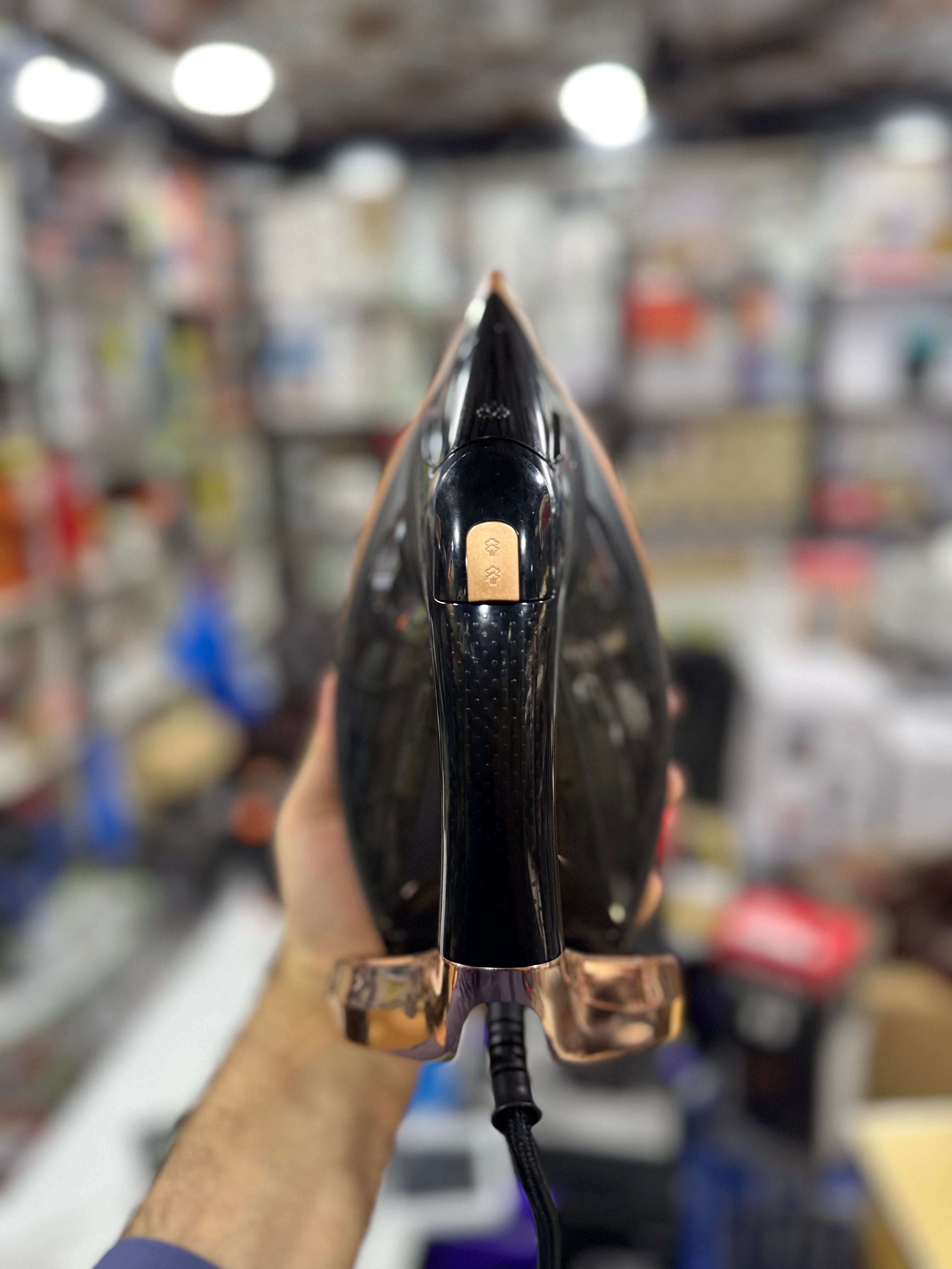 Geepas Auto-Temperature Steam Iron GSI24034UK