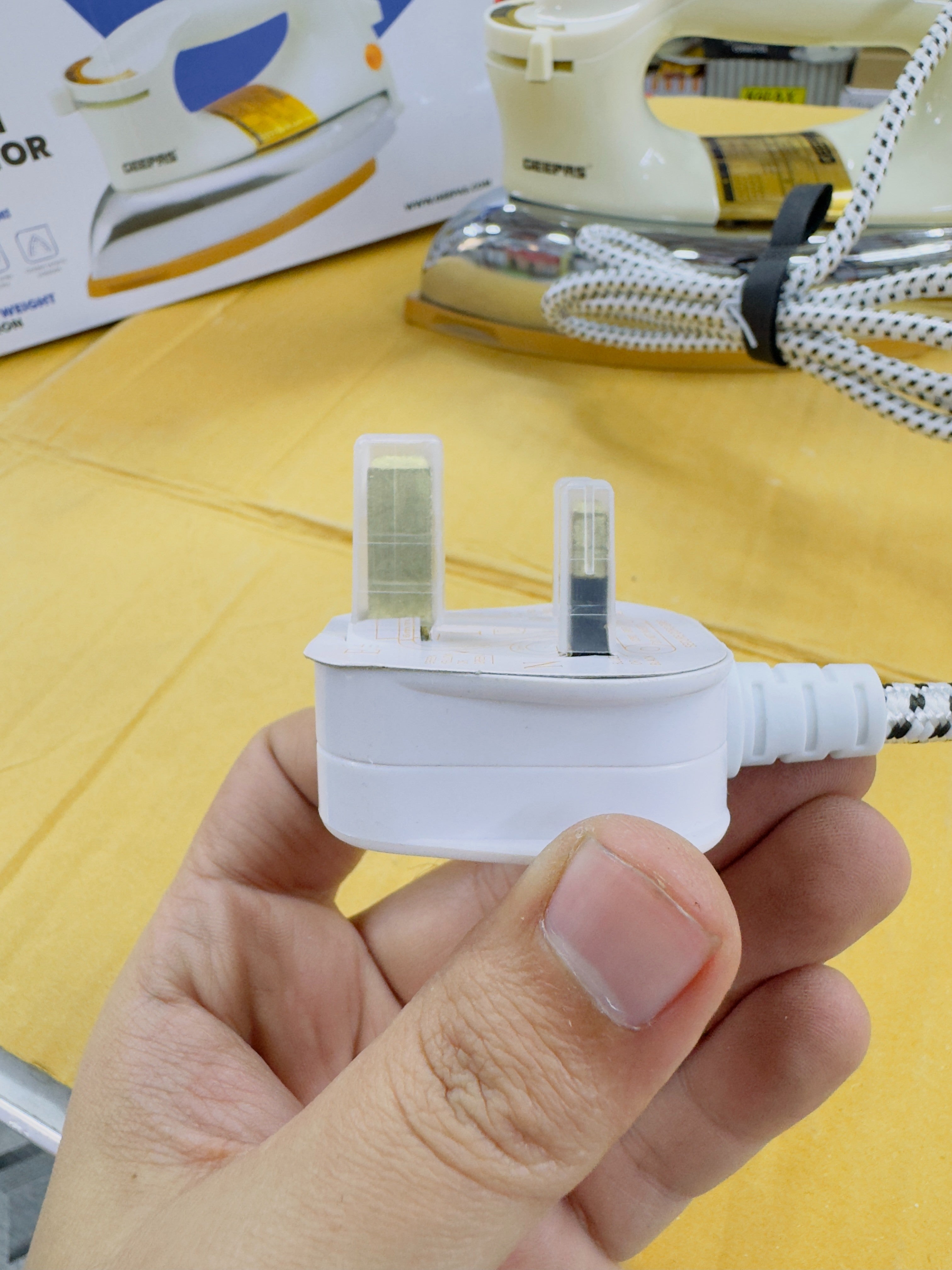 Geepas Heavy Dry Iron GDI2771P