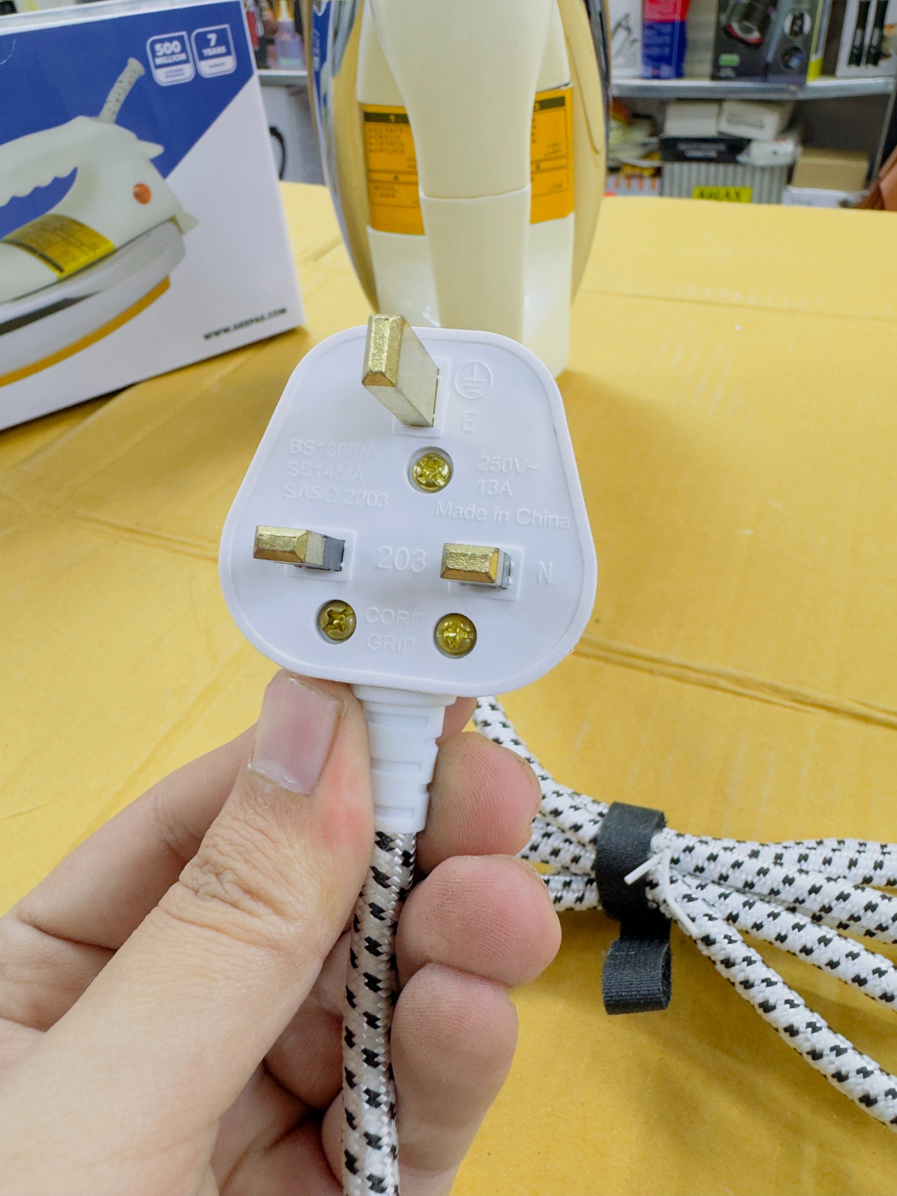 Geepas Heavy Dry Iron GDI2780P