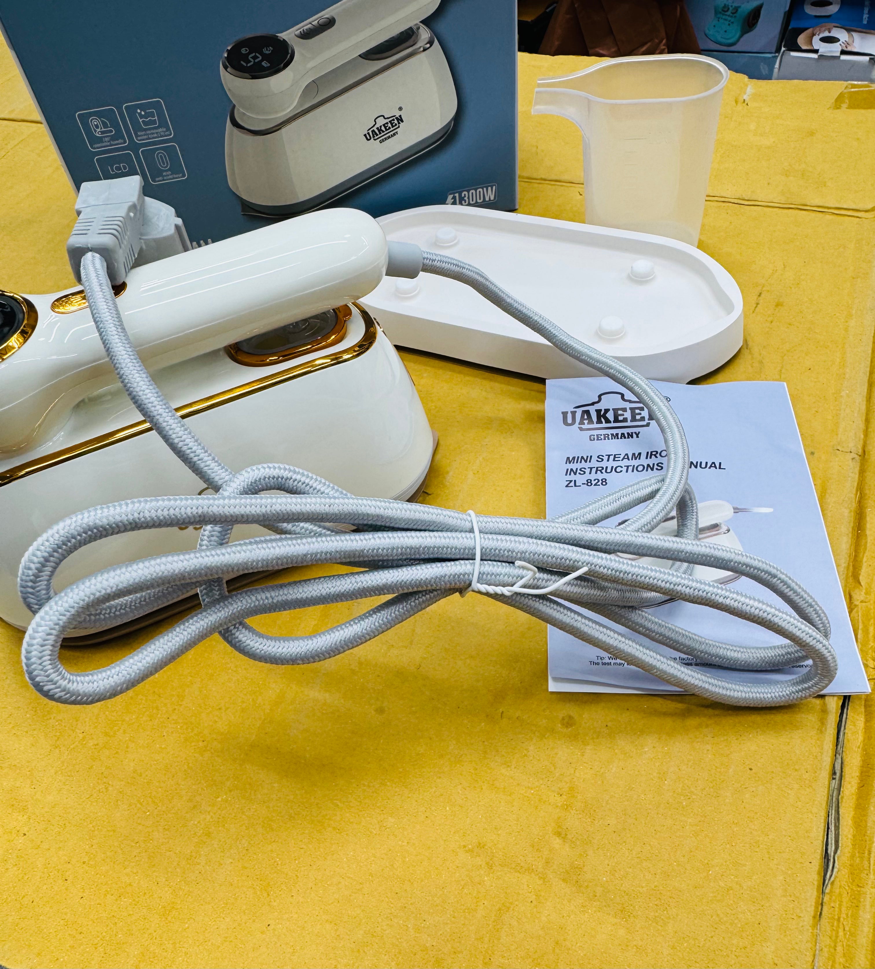 Uakeen German Mini Portable Steam Iron Zl-828