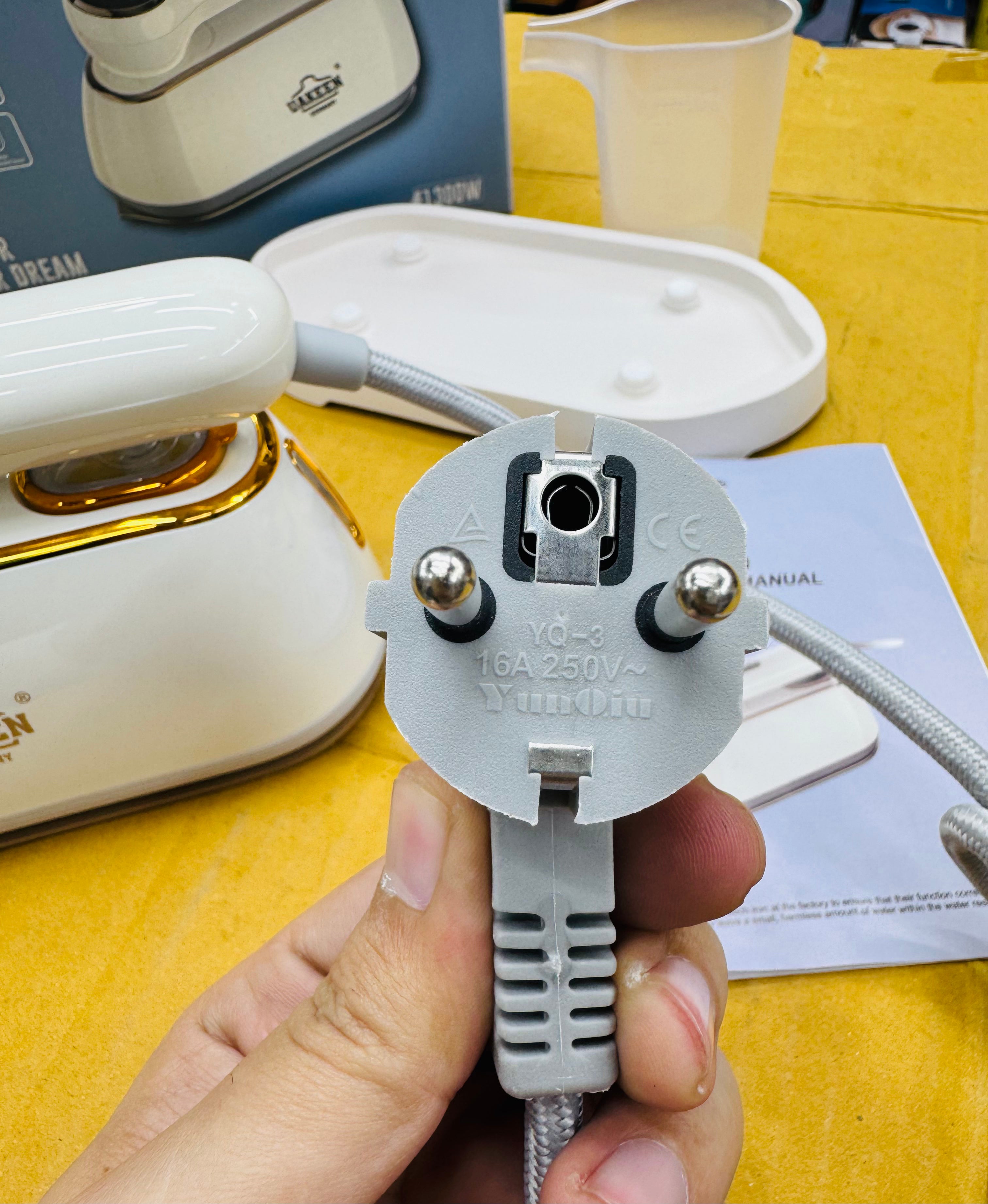 Uakeen German Mini Portable Steam Iron Zl-828