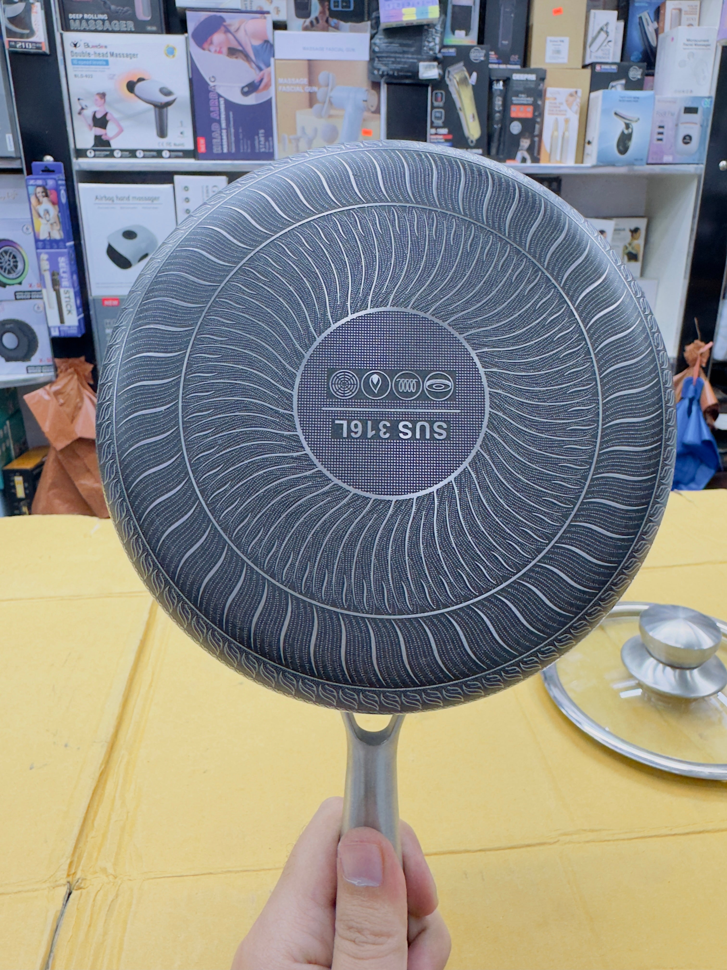 18 Cm Honey Comb German Technology Laser Coated Saucepan with Lid