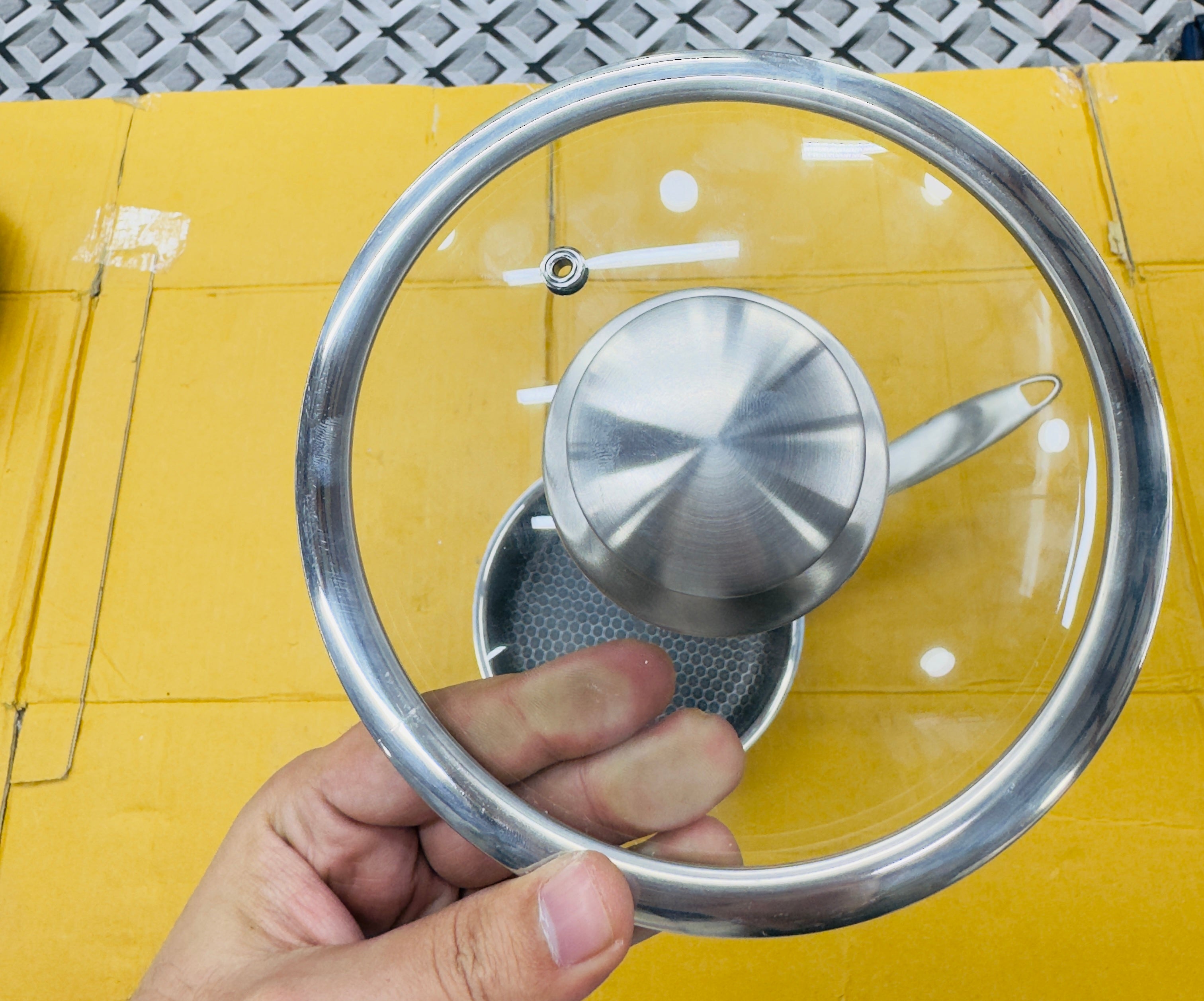 18 Cm Honey Comb German Technology Laser Coated Saucepan with Lid