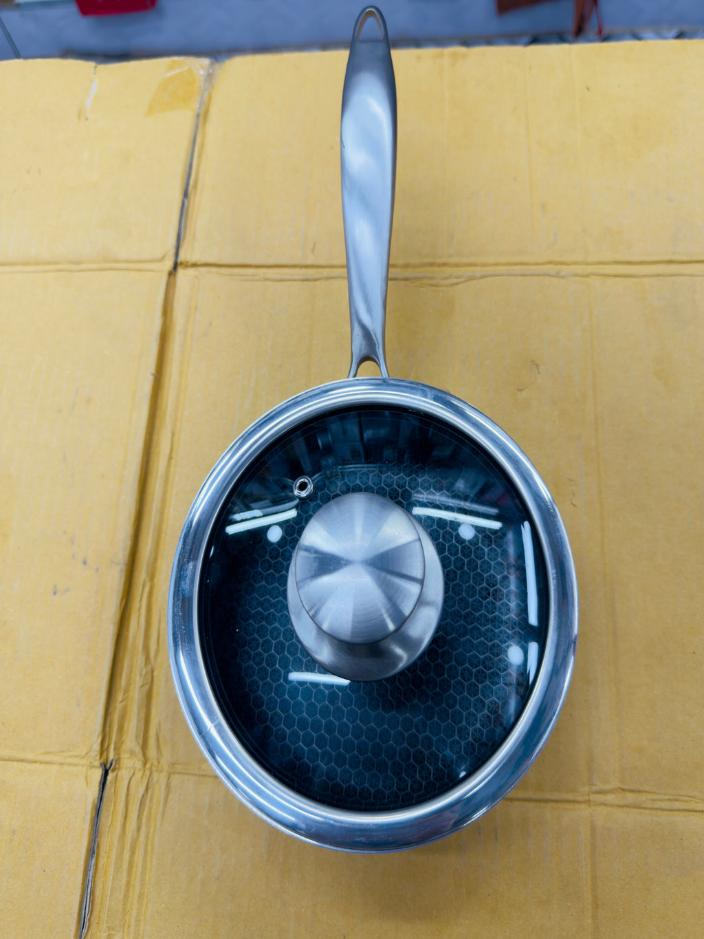 18 Cm Honey Comb German Technology Laser Coated Saucepan with Lid